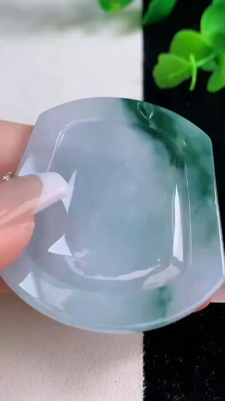 天然A货翡翠飘花生肖兔吊坠，尺寸53.3-45.6-5.6，重量:28.20g
12月8日