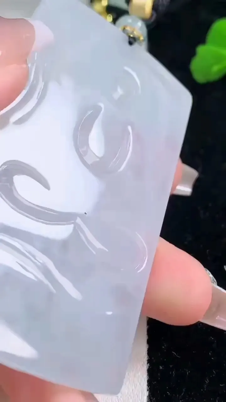 天然A货翡翠种白冰大日如来吊坠，尺寸70-43.2-5.5，重量:45.28g
12月8日