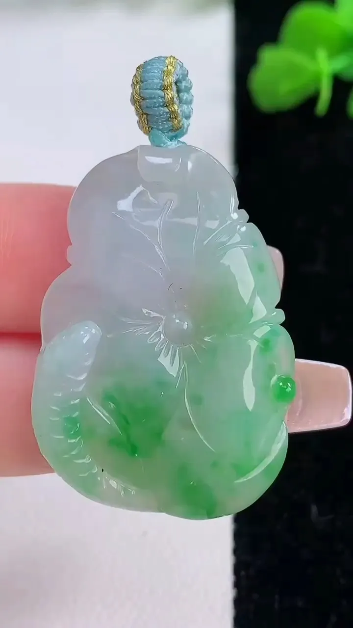 天然A货翡翠年年有余吊坠，尺寸34.5-24-6，重量:9.16g
12月8日