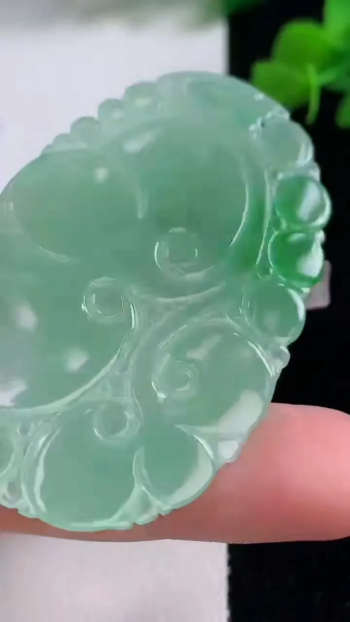 天然A货翡翠如意吊坠，尺寸58.7-36.3-3，重量:13.28g
12月8日