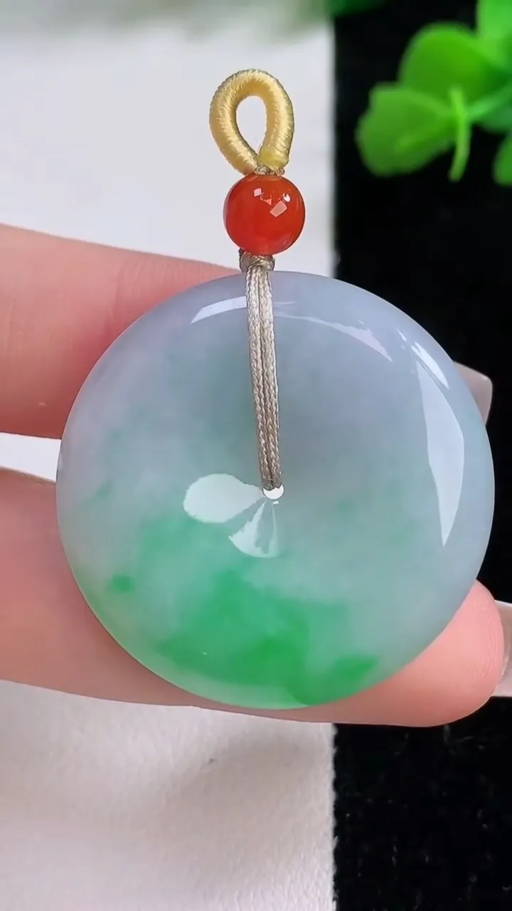 天然A货翡翠平安扣吊坠，尺寸31.6-6.2，重量:13.64g
12月8日