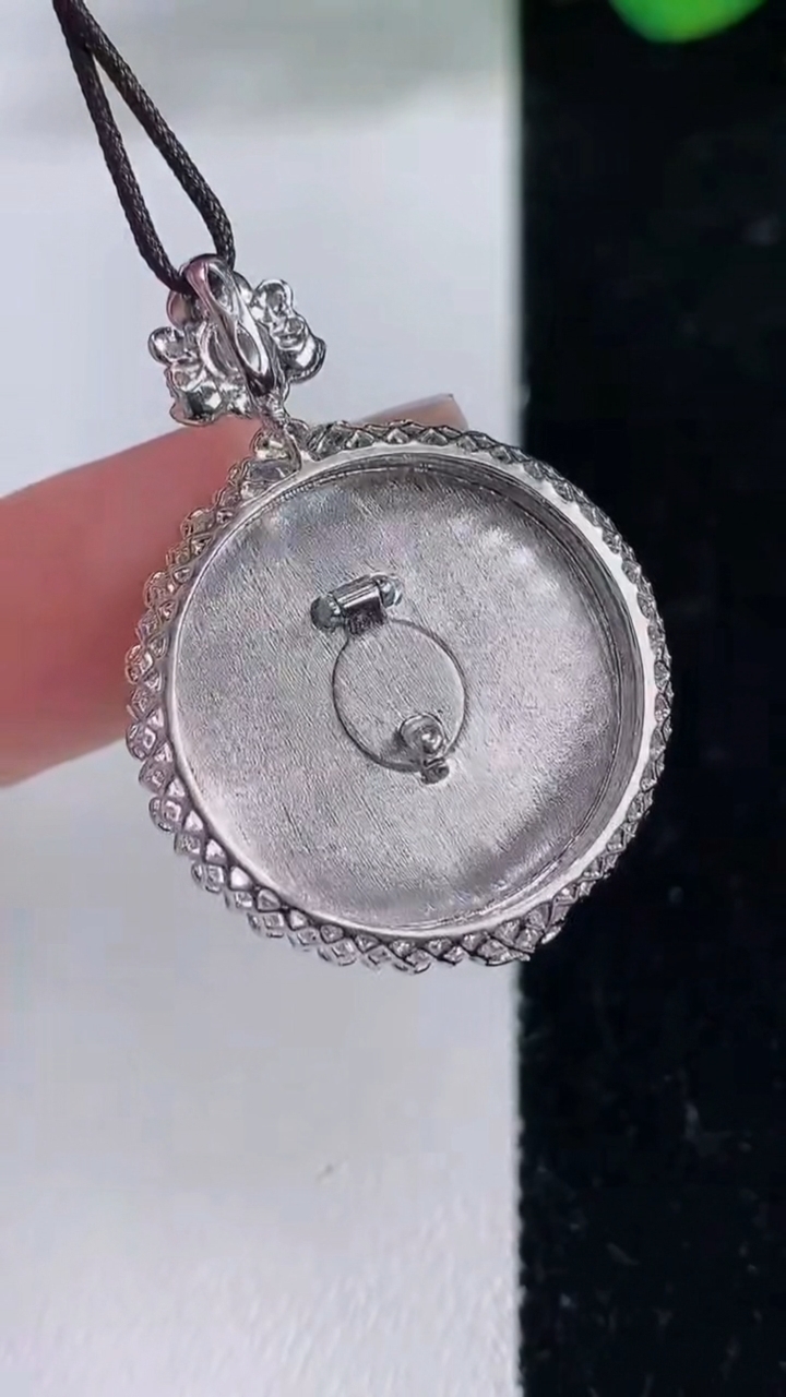 天然A货翡翠18K金紫罗兰圆珠耳坠，尺寸11，重量:6.61g12月8日
工厂直销收藏佳品,种好水足，色泽均匀，有种有色，上手高大气！