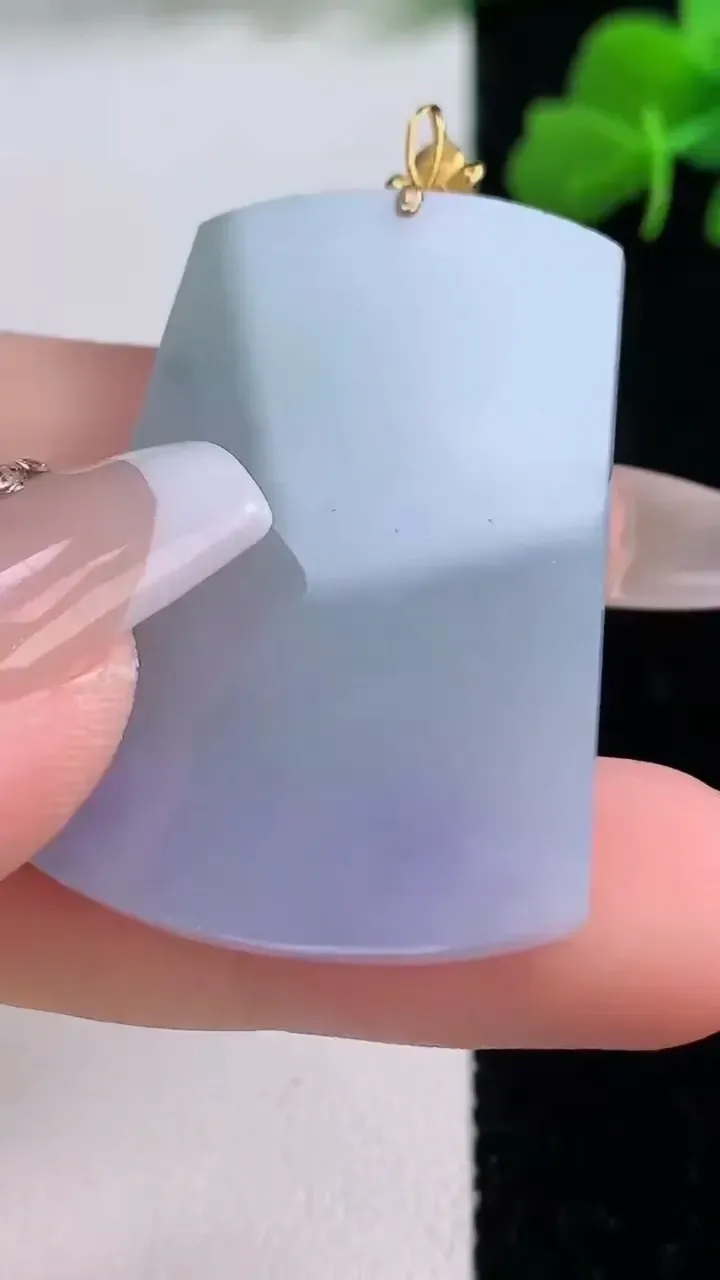 天然A货翡翠18K金紫罗兰无事牌吊坠，尺寸38.3-26.7-3.6，重量:10.90g
12月8日