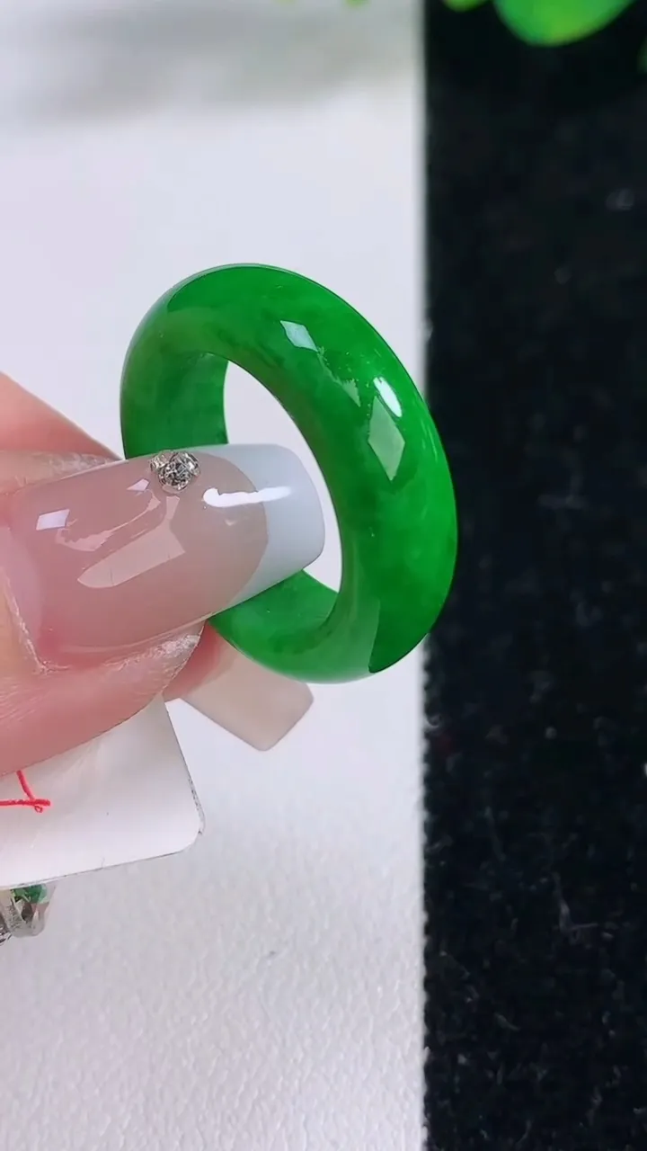 天然A货翡翠指环戒指，尺寸17.5-6-3.4，重量:5.11g2025年12月8日
工厂直销收藏佳品,种好水足，色泽均匀，有种有色，上手高大气！