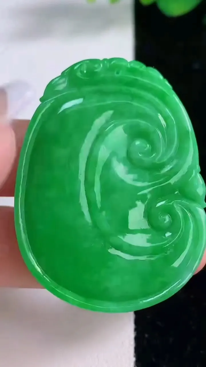 天然A货翡翠如意吊坠，尺寸47.5-35.6-6，重量:22.26g
12月8日