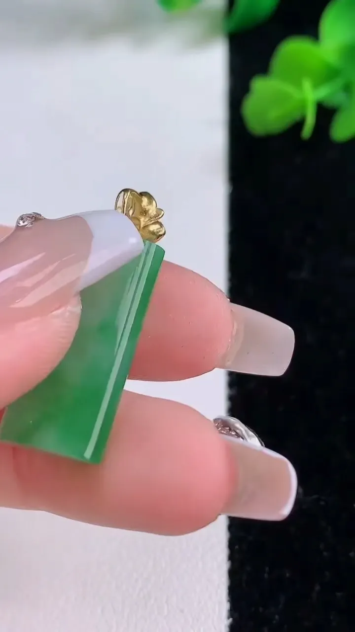 天然A货翡翠无事牌吊坠，尺寸23.4-12.5-5.8，重量:4.88g
12月8日