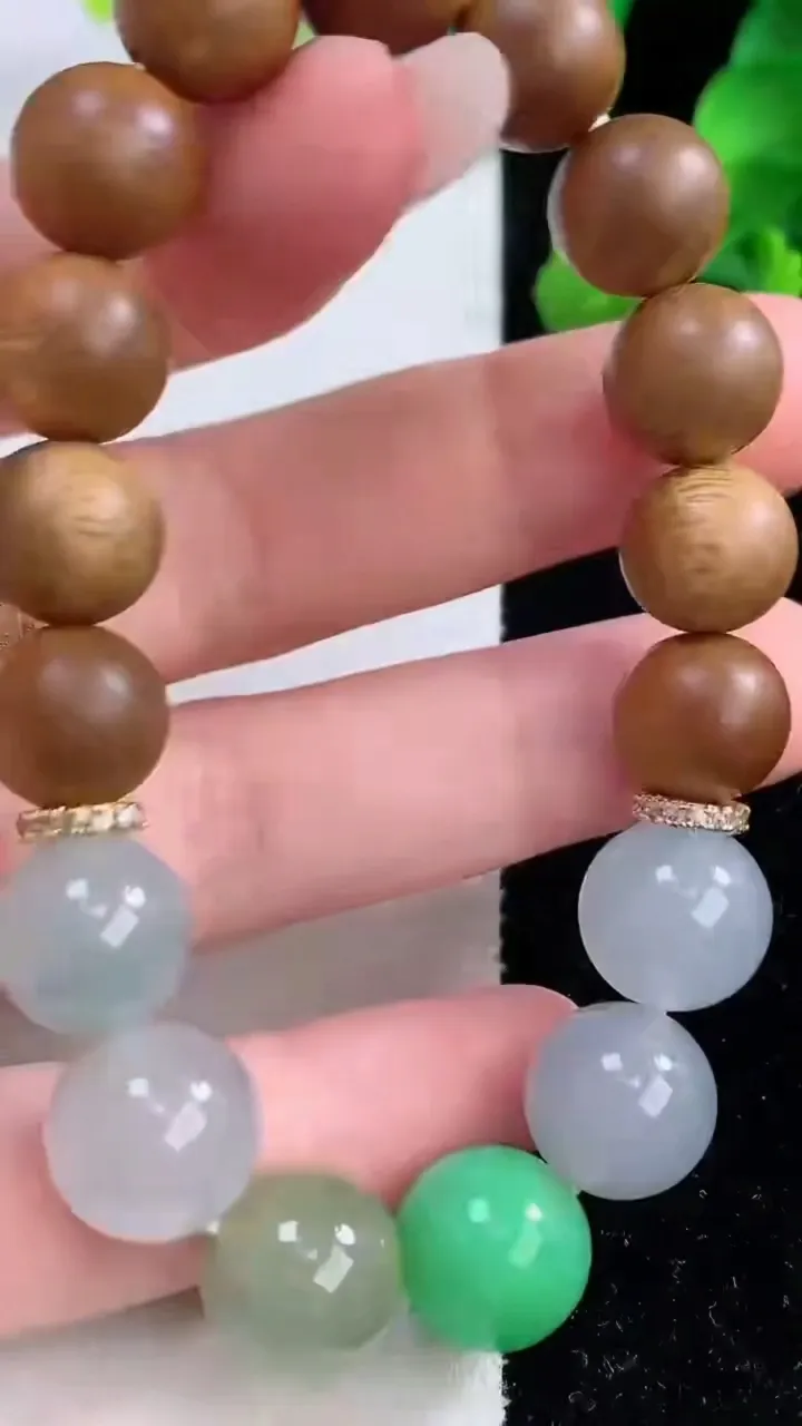 天然A货翡翠三彩圆珠手串，尺寸11.6，重量:20.95g12月8日
工厂直销收藏佳品,种好水足，色泽均匀，有种有色，上手高大气！