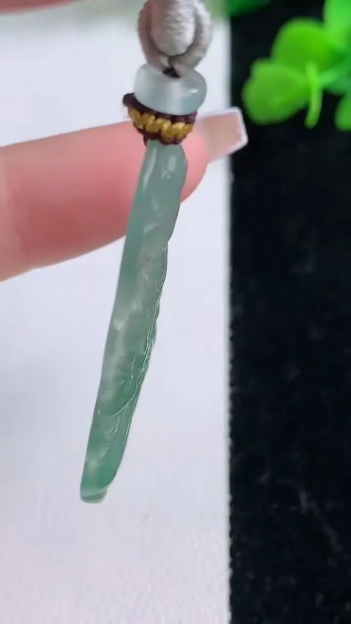 天然A货翡翠度母观音吊坠，尺寸41.6-24.5-3.3，重量:8.55g
12月8日