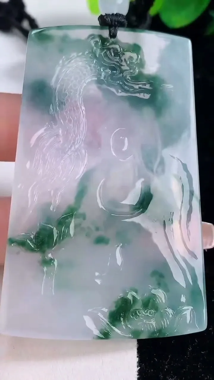 天然A货翡翠种飘花祥龙大势至菩萨吊坠，尺寸70-44-5.5，重量:44.89g
12月8日