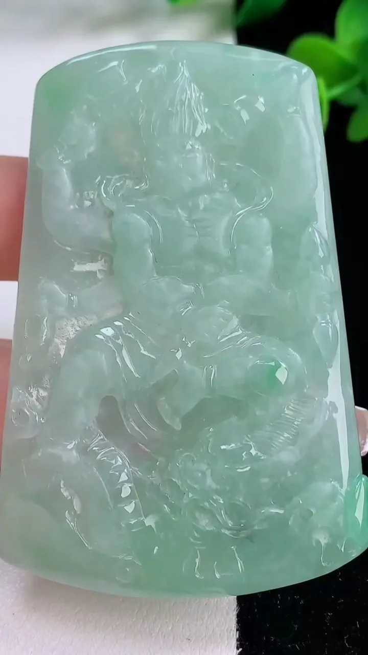 天然A货翡翠御龙不动明王吊坠，尺寸65.3-42.7-5.8，重量:34.58g
12月8日