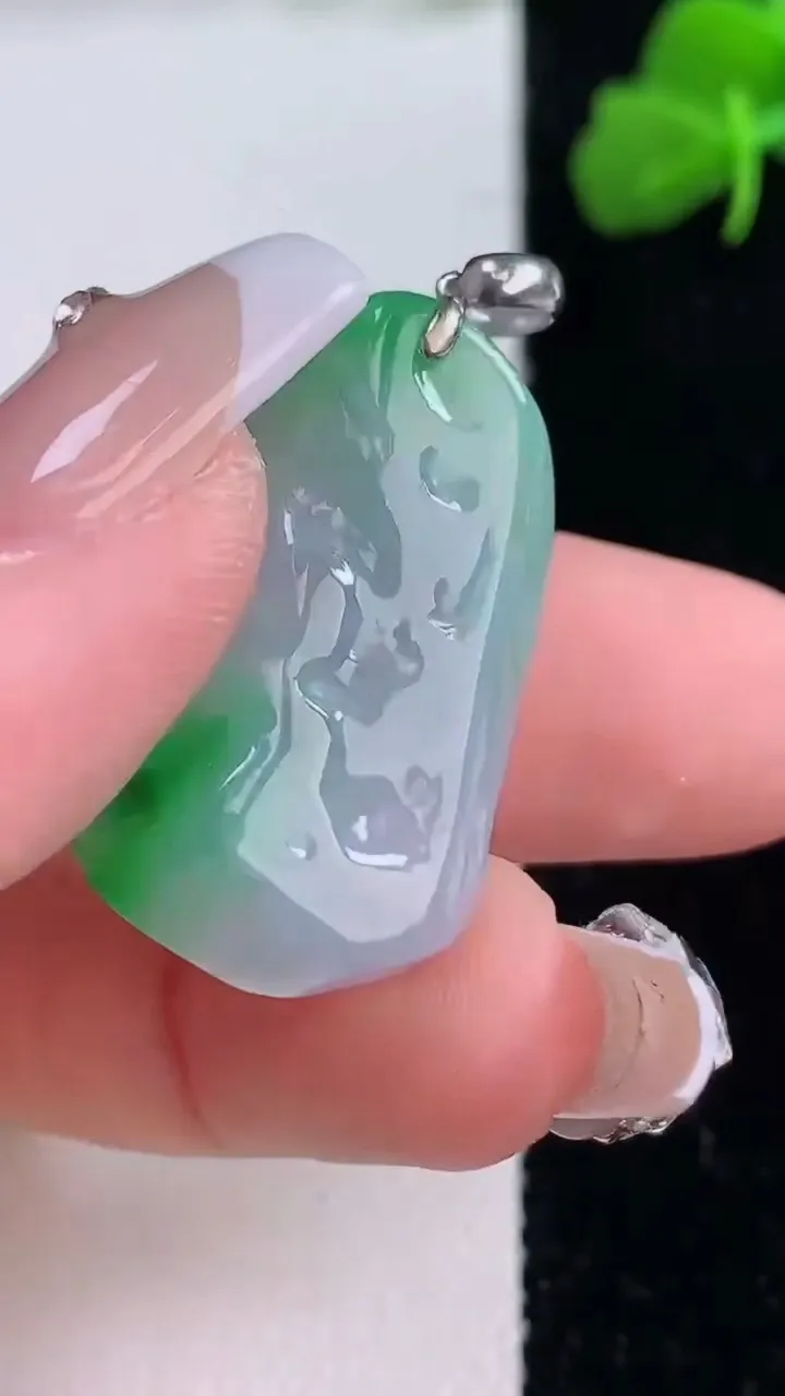 天然A货翡翠原石吊坠，尺寸28-17.3-10.3，重量:19.08g
12月8日