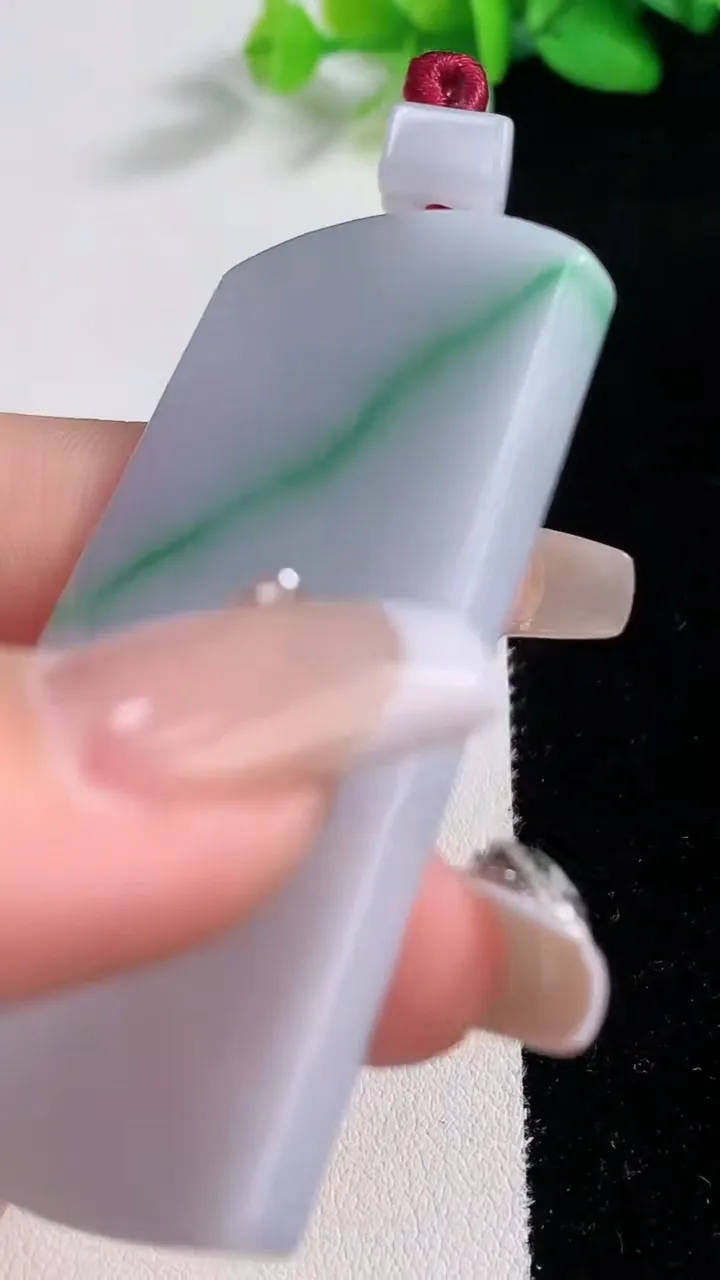 天然A货翡翠无事牌吊坠，尺寸61-33.7-5.2，重量:33.87g
12月8日