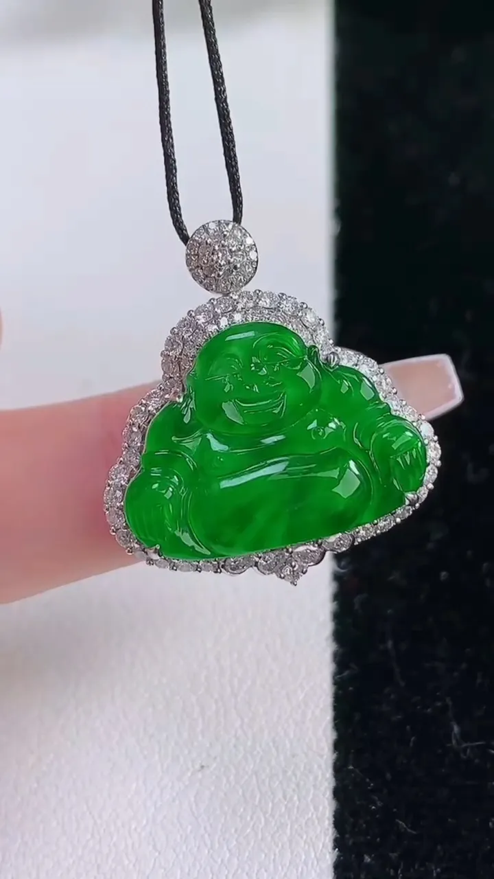 天然A货翡翠佛公吊坠，尺寸26.4-24-9，裸石15.4-20.8重量:7.77g
12月8日