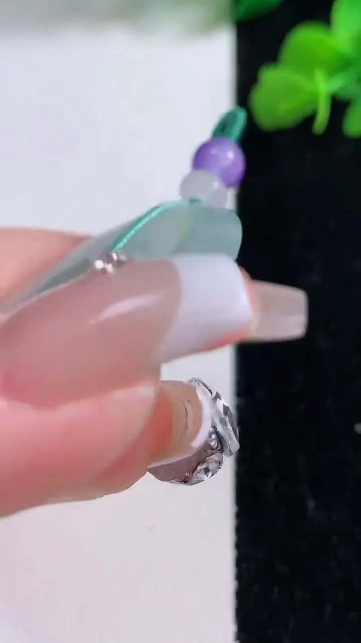 天然A货翡翠平安扣吊坠，尺寸39.7-5.4，重量:19.61g
12月8日