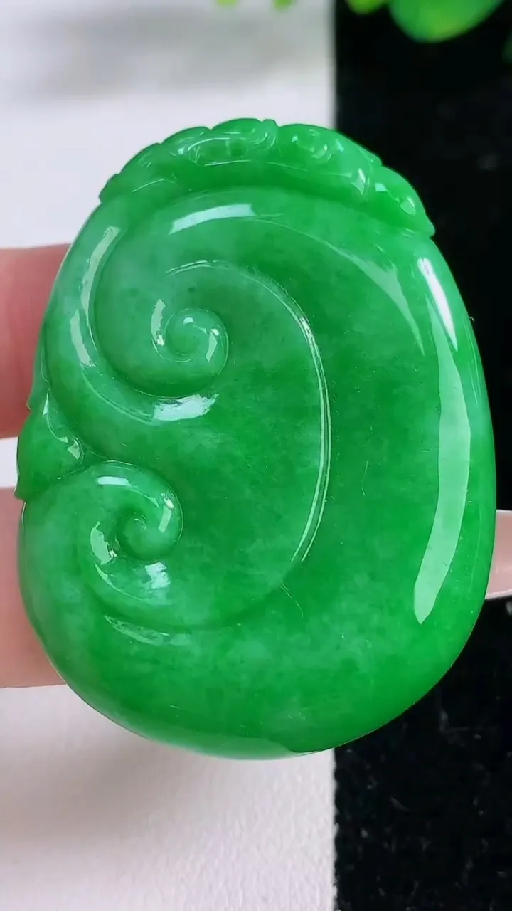 天然A货翡翠如意吊坠，尺寸47.5-35.6-6，重量:22.26g
12月8日