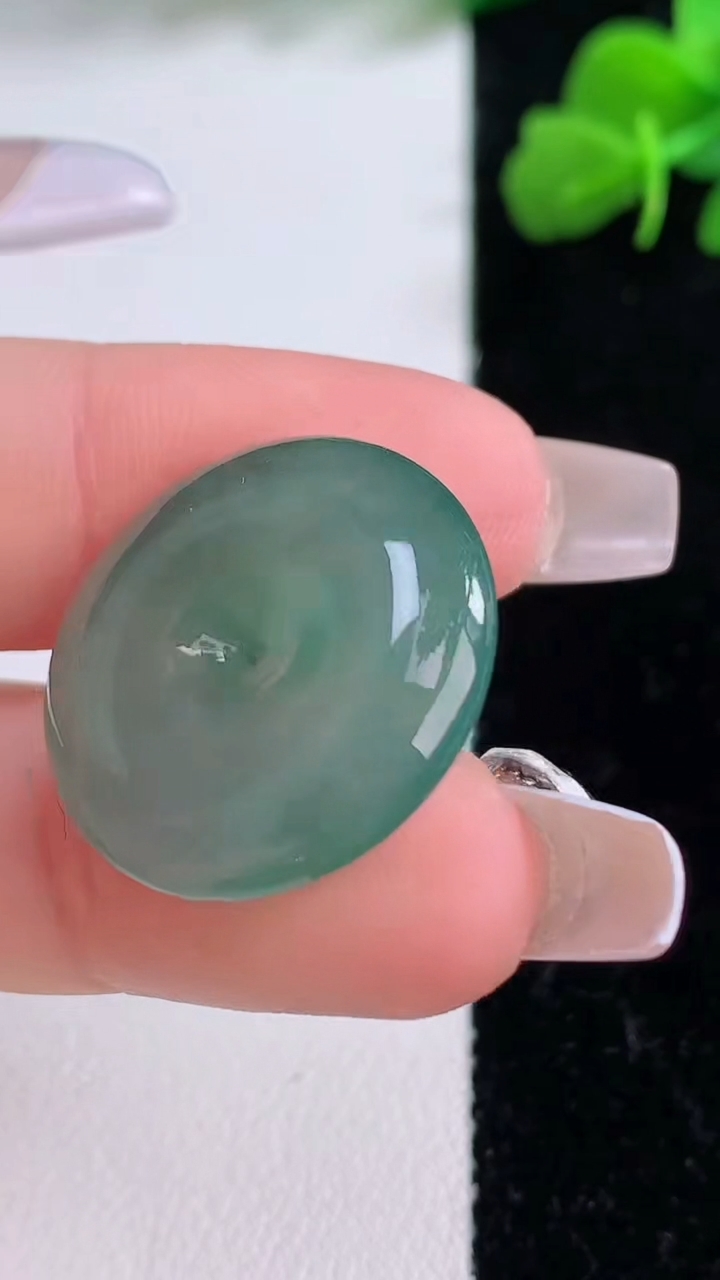 天然A货翡翠平安扣吊坠，尺寸22.5-5.6，重量:6.34g
12月8日