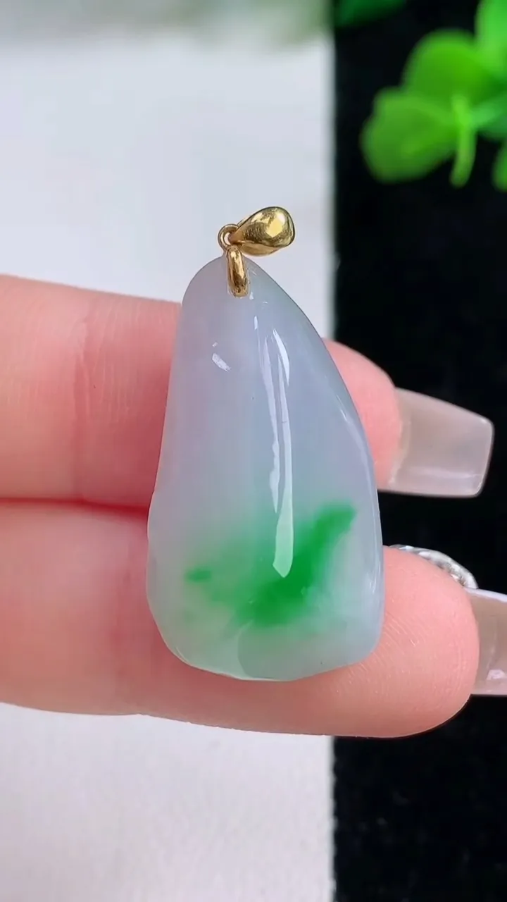 天然A货翡翠原石吊坠，尺寸27.6-15.6-10.8，重量:7.14g
12月8日