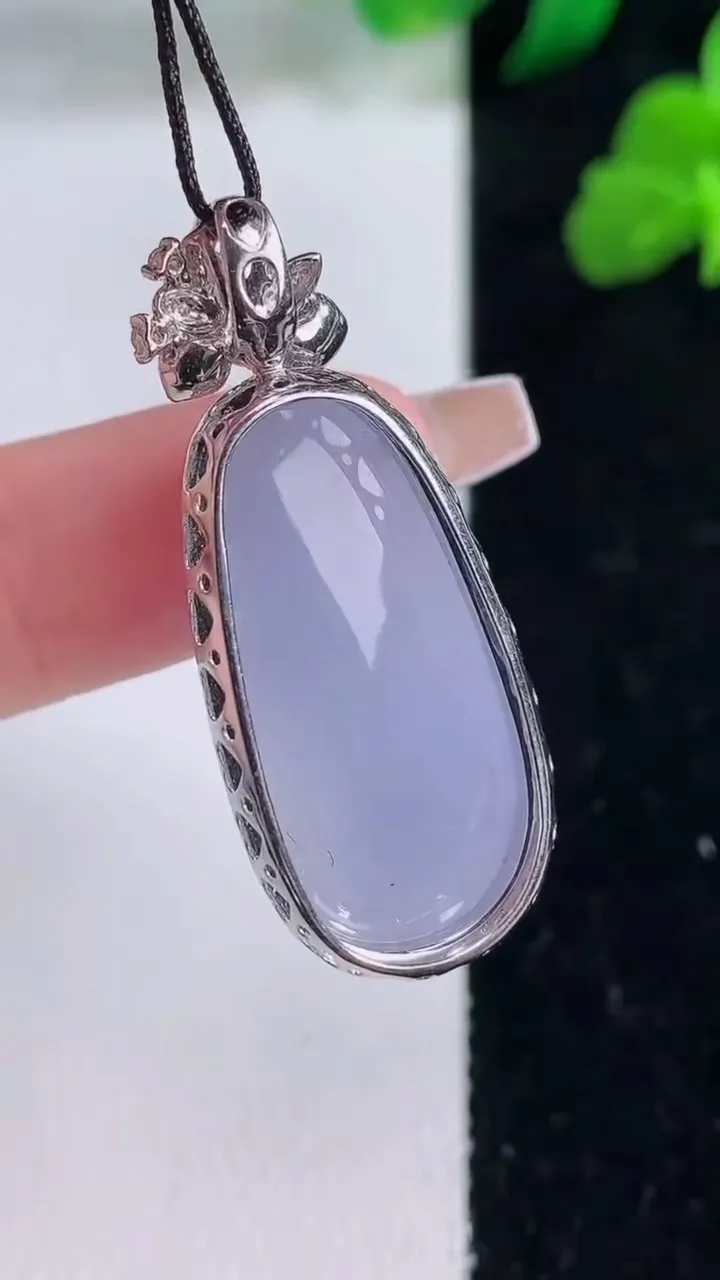 天然A货翡翠18K金紫罗兰福豆吊坠，尺寸37.2-15-8.5，裸石27.3-13重量:6.19g
12月8日