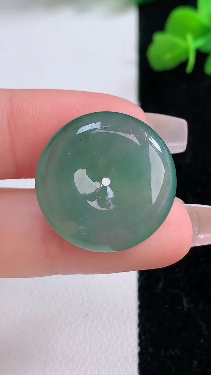 天然A货翡翠平安扣吊坠，尺寸22.5-5.6，重量:6.34g
12月8日