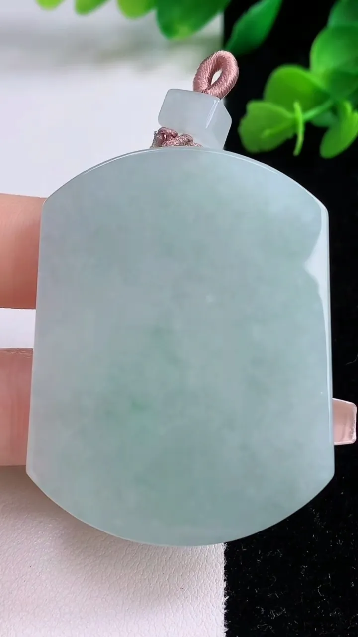 天然A货翡翠无事牌吊坠，尺寸52-39.6-5.8，重量:36.32g
12月8日