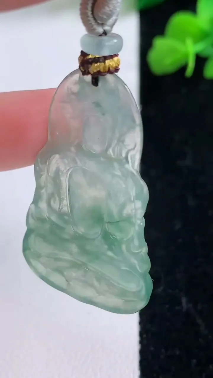 天然A货翡翠度母观音吊坠，尺寸41.6-24.5-3.3，重量:8.55g
12月8日