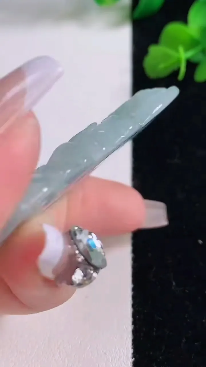 天然A货翡翠度母观音吊坠，尺寸59.8-38.8-6.8，重量:27.41g
12月8日