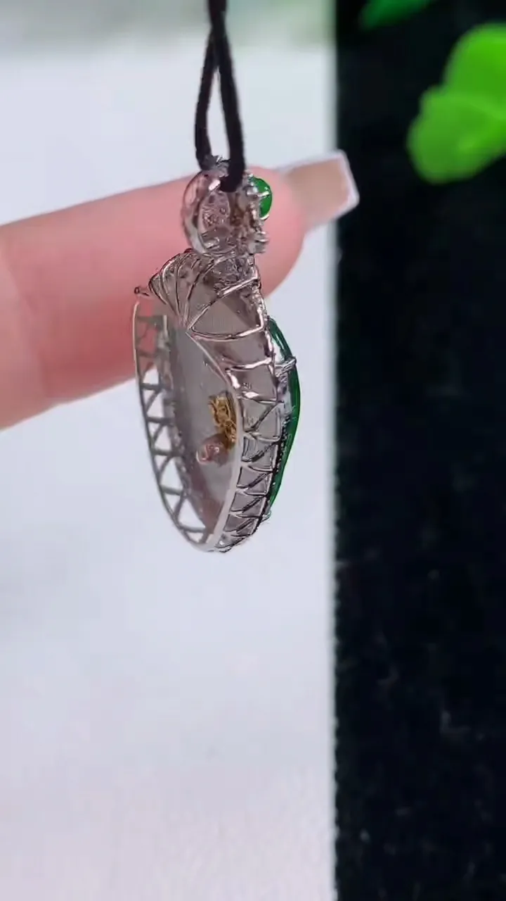 天然A货翡翠金枝玉叶 叶子吊坠，尺寸31.5-13.7-5.1，裸石20.3-12重量:2.74g
12月8日