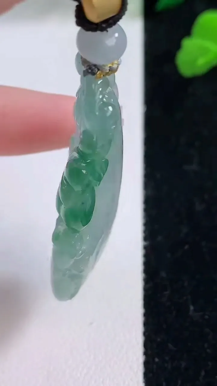 天然A货翡翠种飘花福瓜吊坠，尺寸52-20.5-10.3，重量:24.65g
12月8日