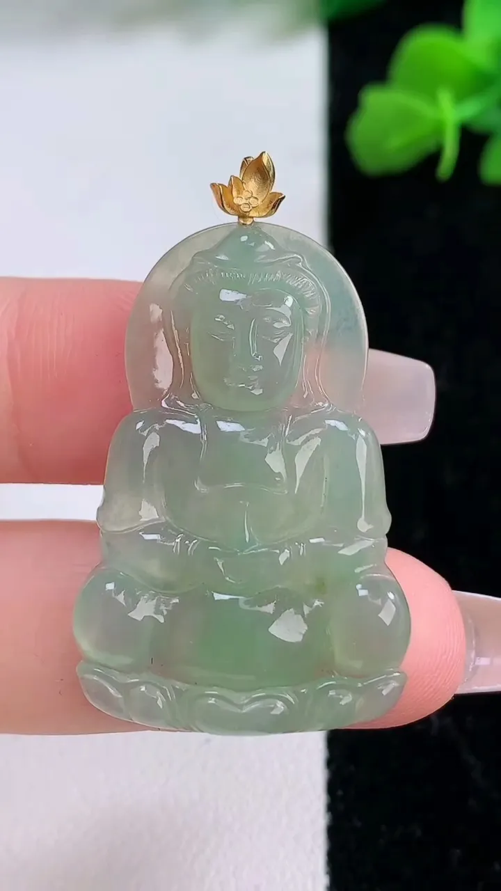 天然A货翡翠观音菩萨吊坠，尺寸35-23-3.3，重量:4.80g
12月8日