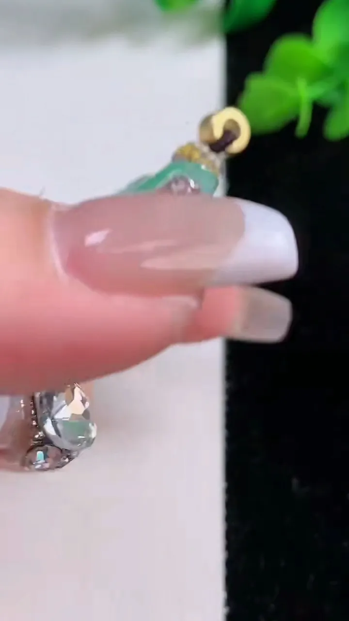 天然A货翡翠虚空藏菩萨吊坠，尺寸46.8-5.2，重量:20.88g
12月8日