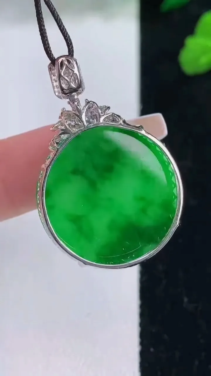 天然A货翡翠无事牌吊坠，尺寸34-22.8-5.6，重量:4.33g
12月8日