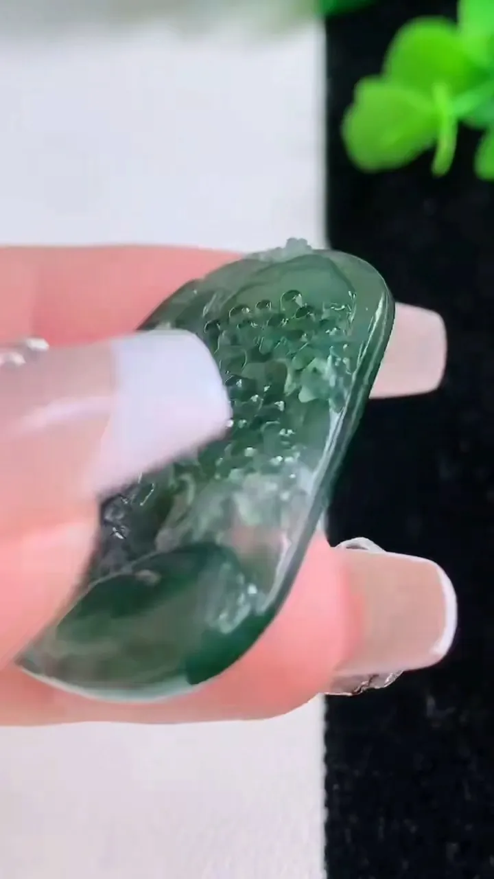 天然A货翡翠山水牌吊坠，尺寸33.7-25.4-4.3，重量:8.88g
12月8日