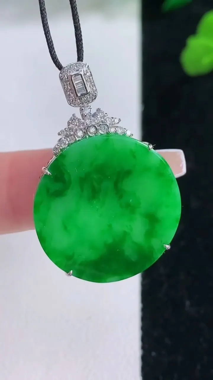 天然A货翡翠无事牌吊坠，尺寸34-22.8-5.6，重量:4.33g
12月8日