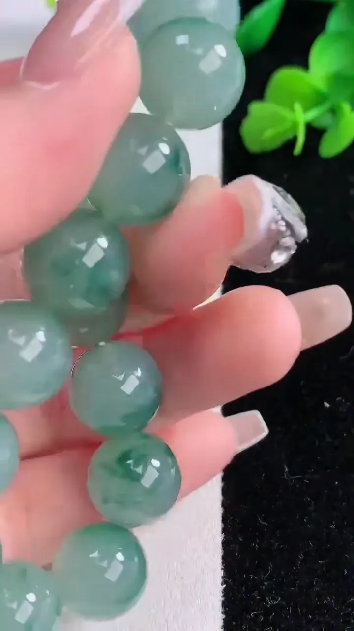 天然A货翡翠种飘花圆珠手串，尺寸12.6-15颗，重量:51.26g12月8日
工厂直销收藏佳品,种好水足，色泽均匀，有种有色，上手高大气！