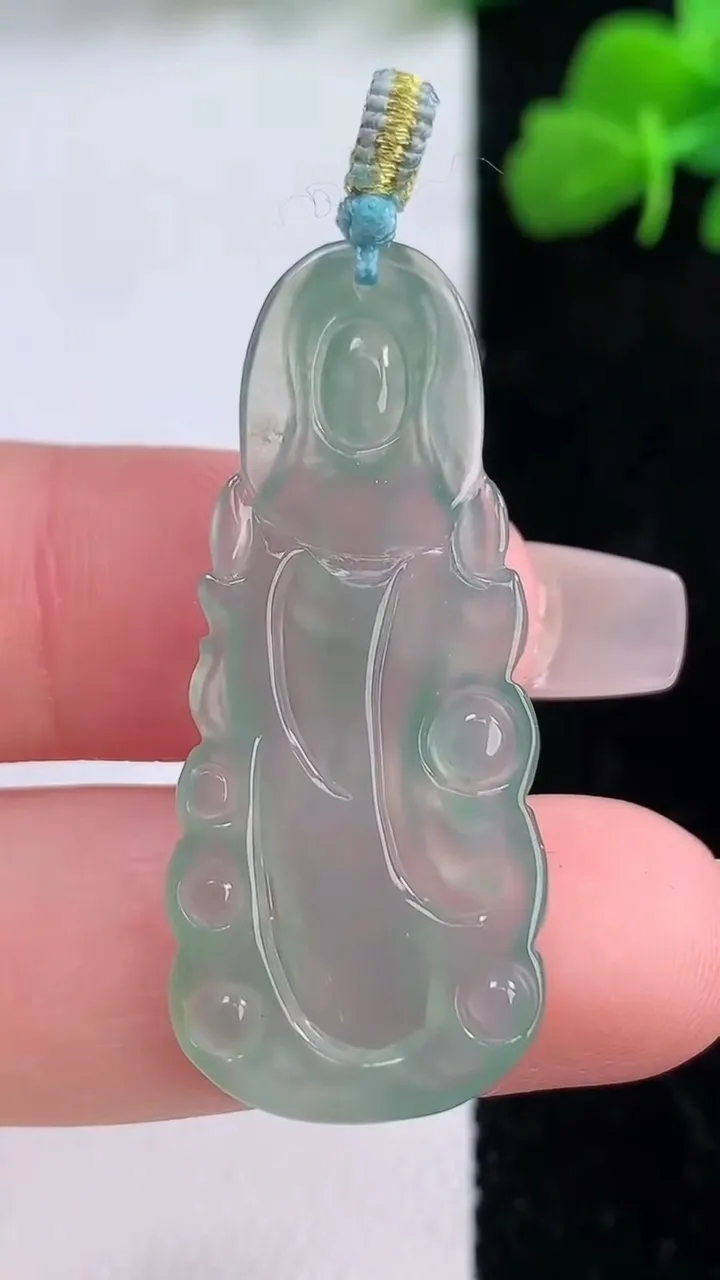 天然A货翡翠观音菩萨吊坠，尺寸39.2-16.6-3.4，重量:4.04g
12月8日