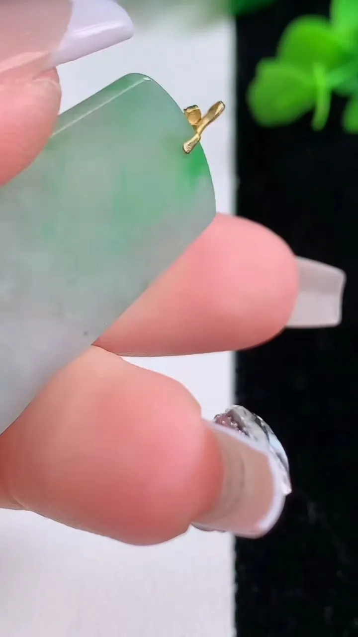 天然A货翡翠无事牌吊坠，尺寸34-20.5-2.6，重量:5.47g
12月8日