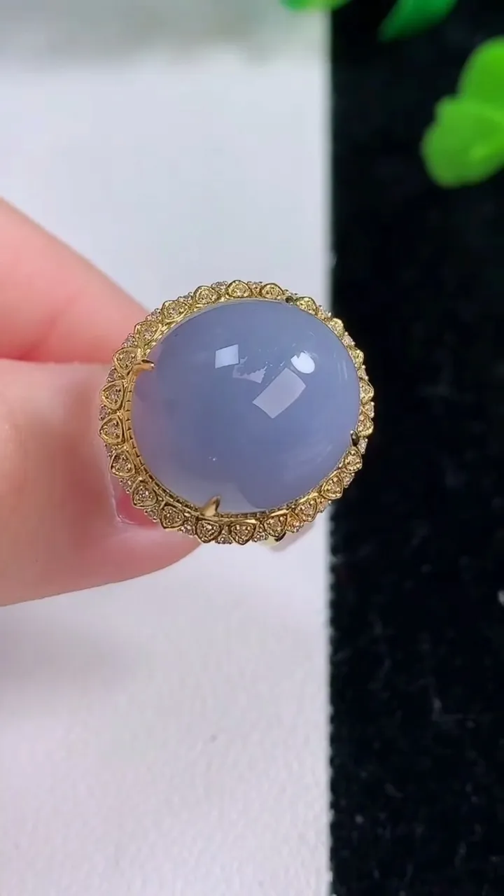 天然A货翡翠18K金紫罗兰蛋面戒指，尺寸18-15.4-13.6-11.8，重量:6.02g2025年12月8日
工厂直销收藏佳品,种好水足，色泽均匀，有种有色，上手高大气！