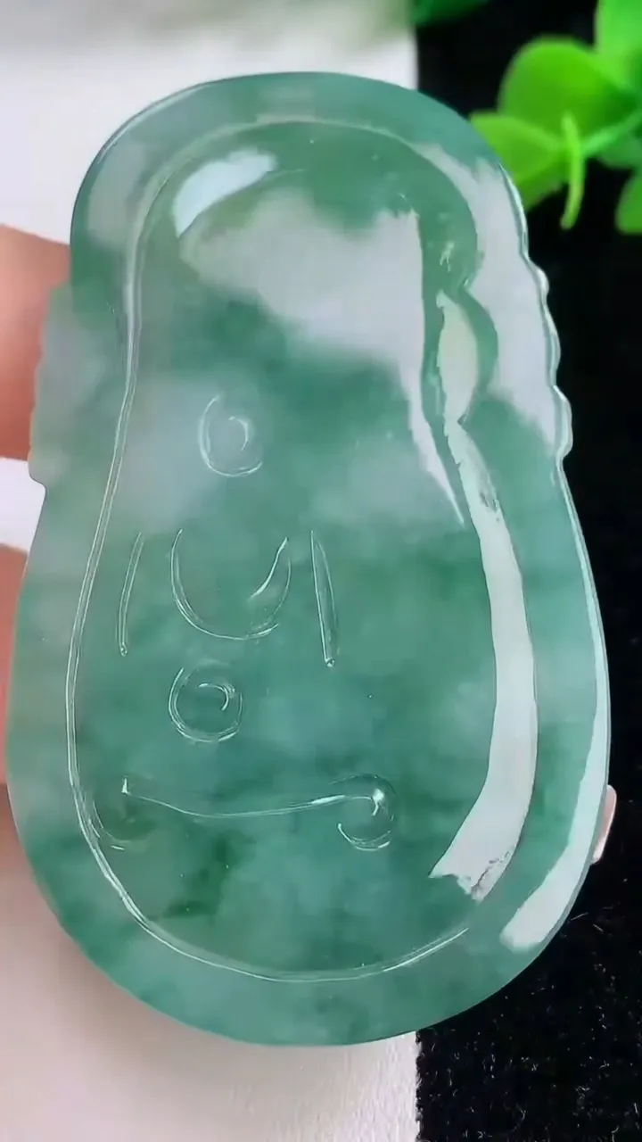 天然A货翡翠度母观音吊坠，尺寸65.3-39.6-6.5，重量:32.34g
12月8日