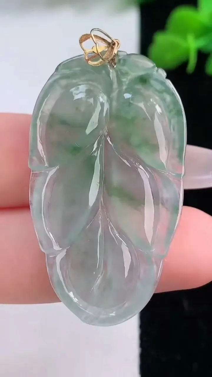 天然A货翡翠金枝玉叶叶子吊坠，尺寸40.6-23.6-3.3，重量:5.50g
12月8日