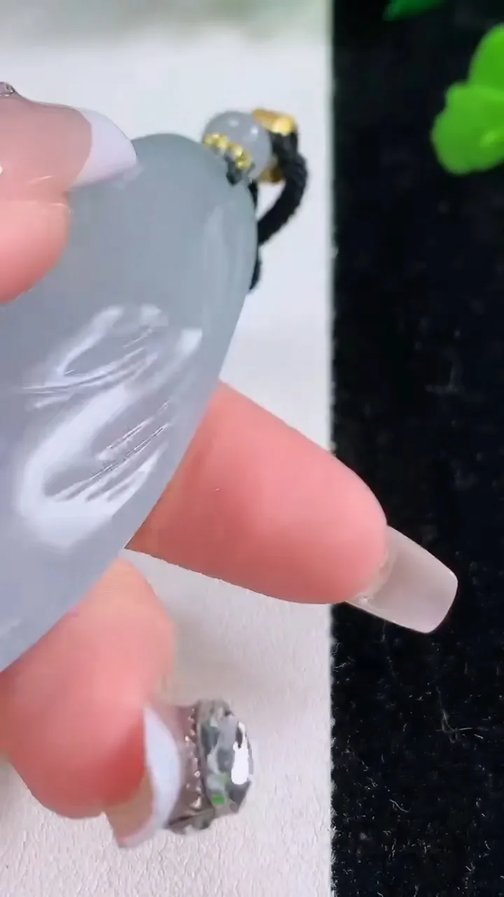 天然A货翡翠种白冰观音菩萨吊坠，尺寸66.2-27-10.8，重量:43.69g
12月8日