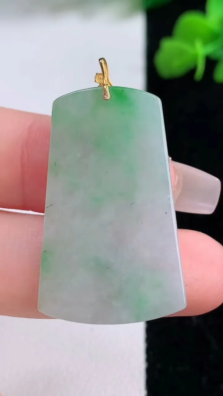 天然A货翡翠无事牌吊坠，尺寸34-20.5-2.6，重量:5.47g
12月8日