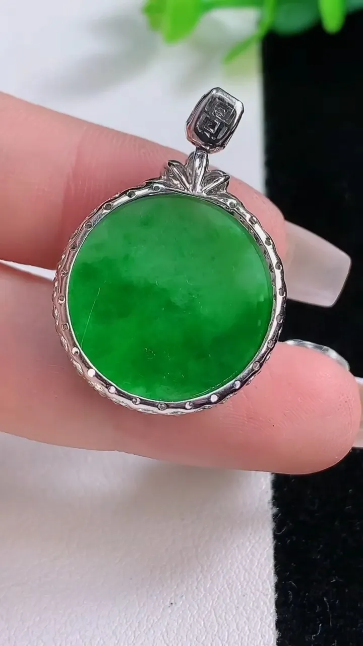 天然A货翡翠无事牌吊坠，尺寸30.5-21.8-6.8，裸石20重:3.86g
12月8日