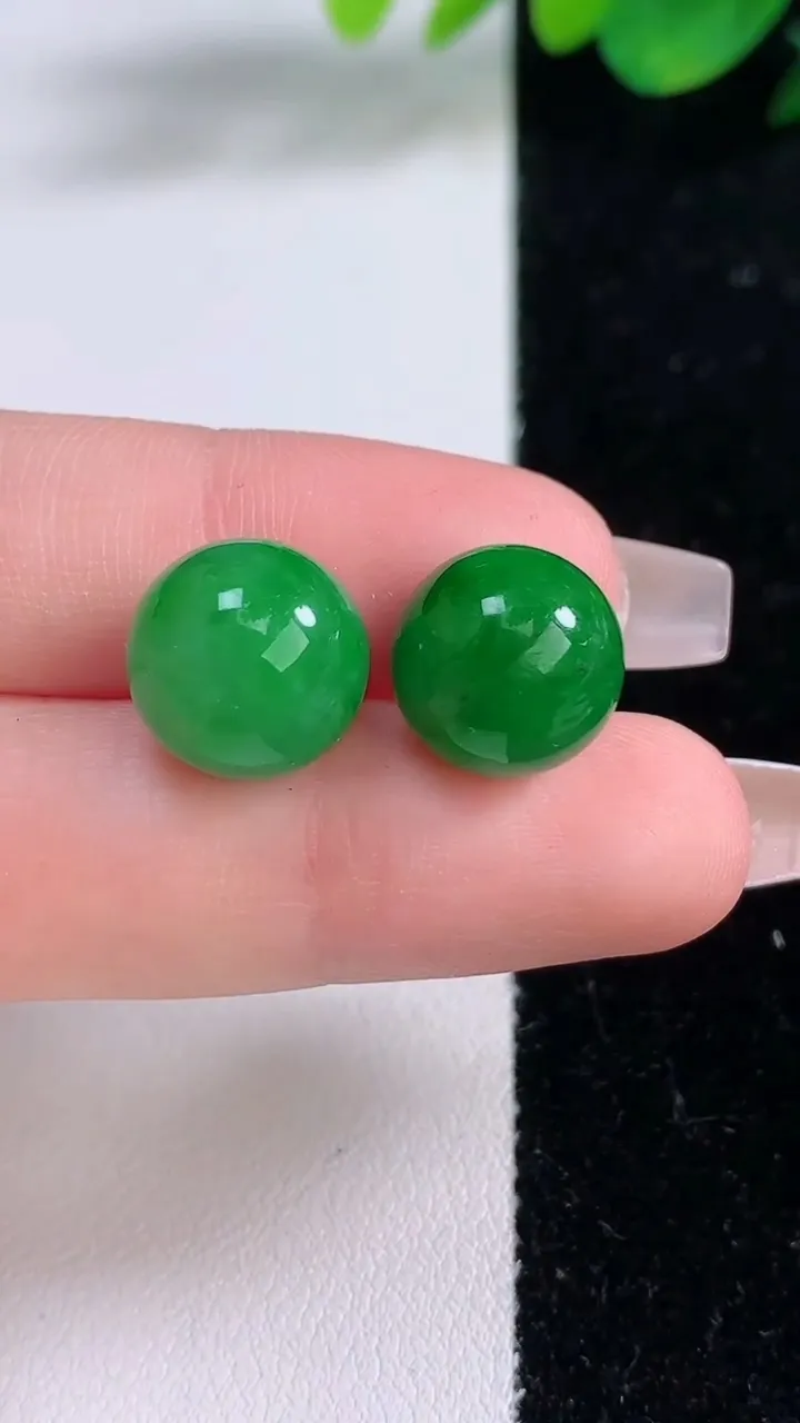 天然A货翡翠圆珠镶嵌件一对，尺寸12，重量:6.55g12月8日
工厂直销收藏佳品,种好水足，色泽均匀，有种有色，上手高大气！