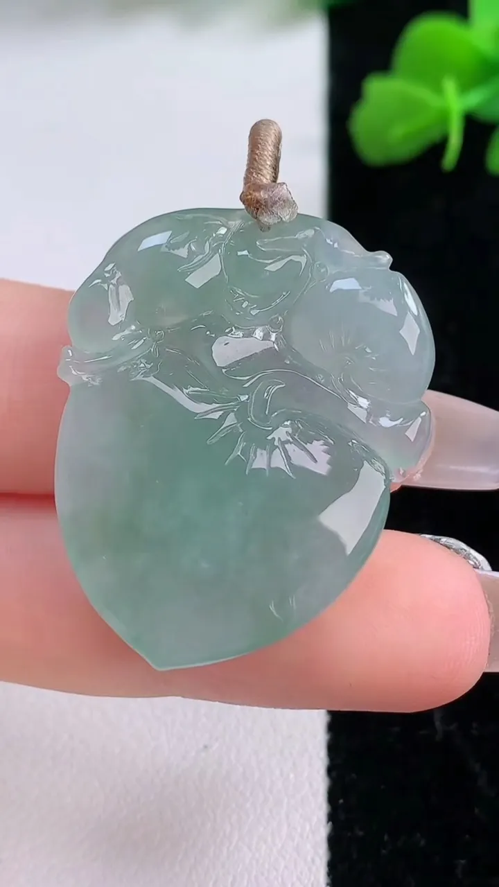 天然A货翡翠寿桃吊坠，尺寸32.4-26.8-5.8，重量:8.70g
12月8日