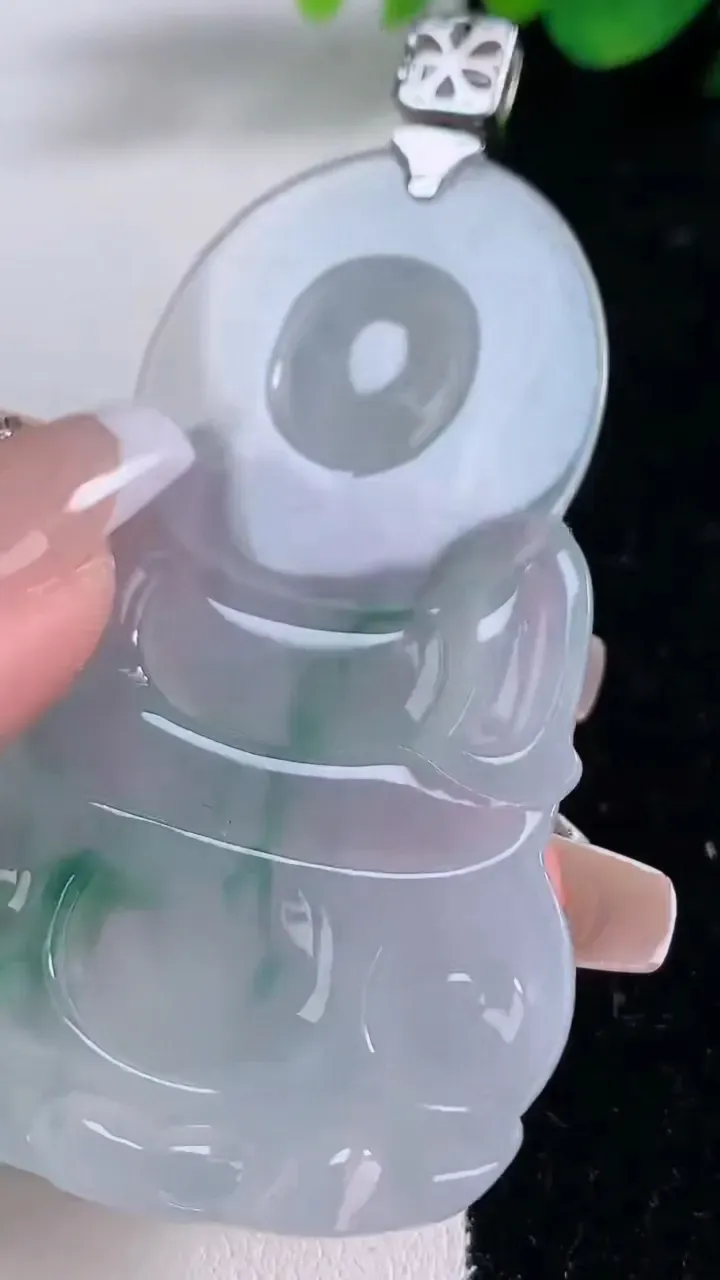 天然A货翡翠种飘花观音菩萨吊坠，尺寸67.6-42-6.4，重量:31.53g
12月8日