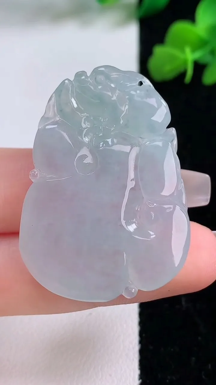 天然A货翡翠寿桃吊坠，尺寸39.6-29-5.8，重量:11.65g
12月8日