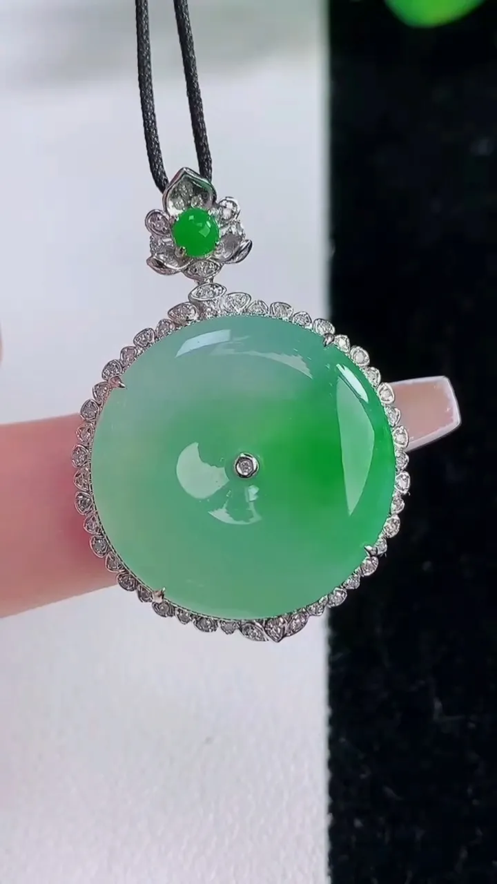 天然A货翡翠平安扣吊坠，尺寸338-23.8-7.5，裸石20.5重量:6.55g
12月8日