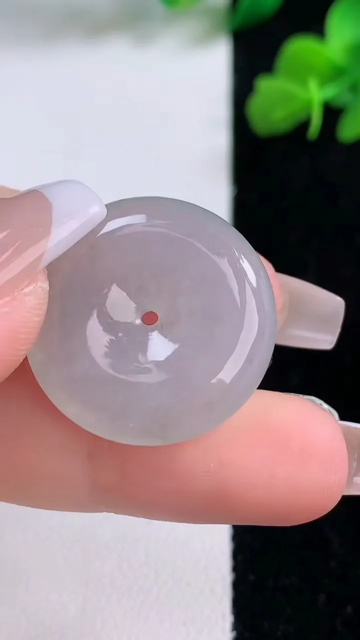 天然A货翡翠平安扣吊坠，尺寸24-5.4，重量:6.99g
12月8日