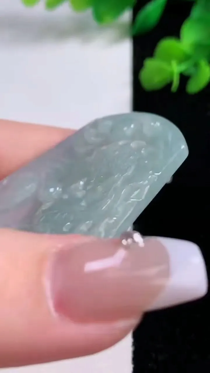 天然A货翡翠龙牌吊坠，尺寸52.8-47-4.3，重量:20.67g
12月8日