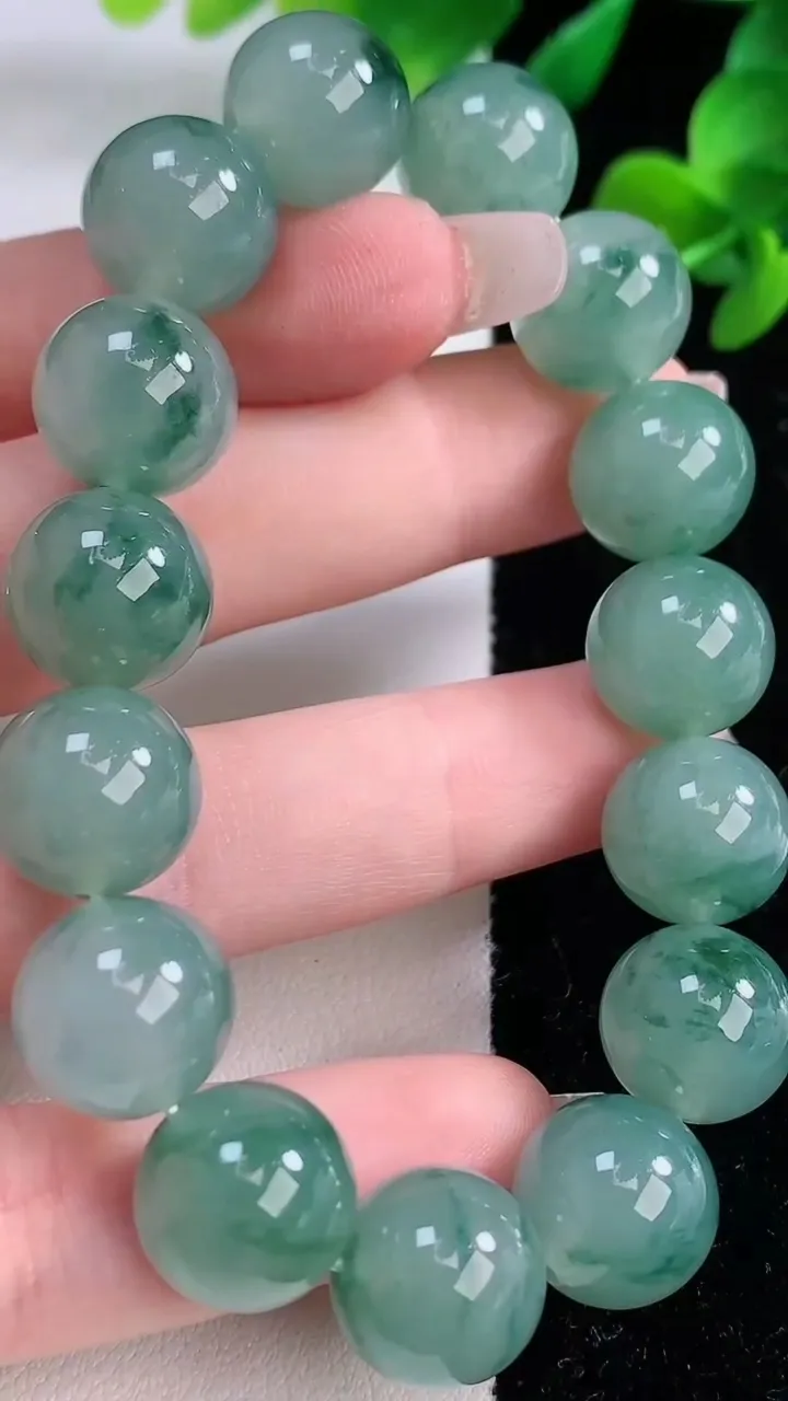 天然A货翡翠种飘花圆珠手串，尺寸12.6-15颗，重量:51.26g12月8日
工厂直销收藏佳品,种好水足，色泽均匀，有种有色，上手高大气！